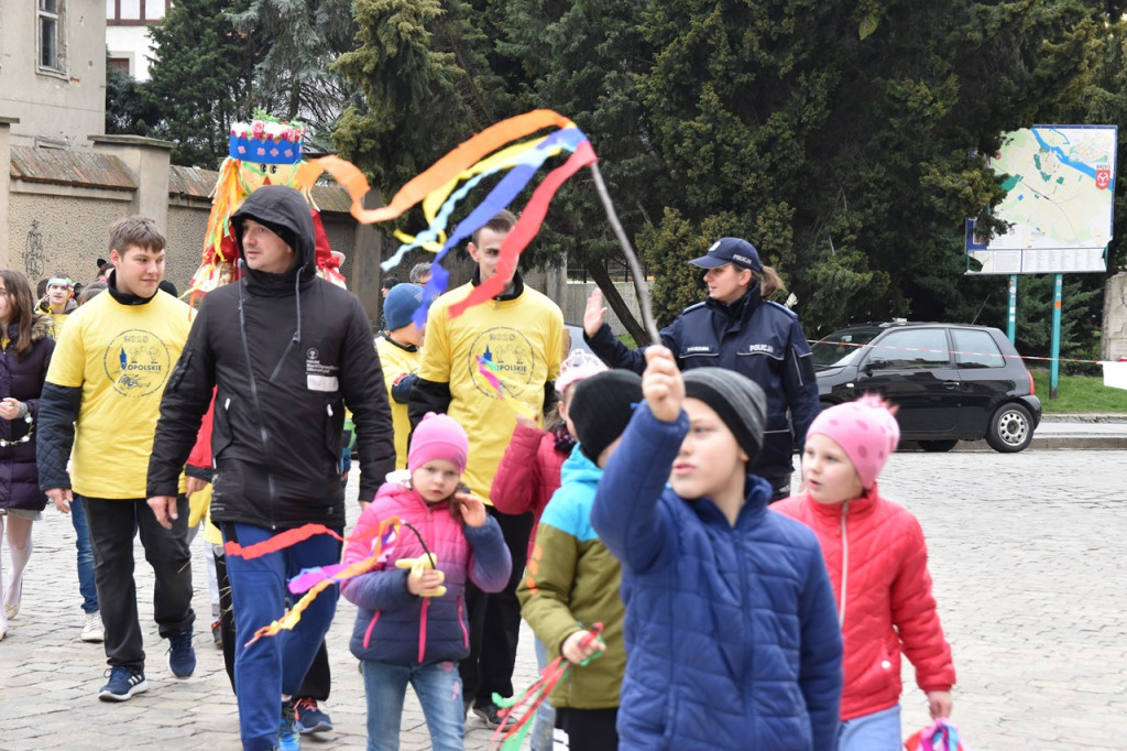 Przegonili zimę i powitali wiosnę. Marzanny można podziwiać na brzeskim zamku