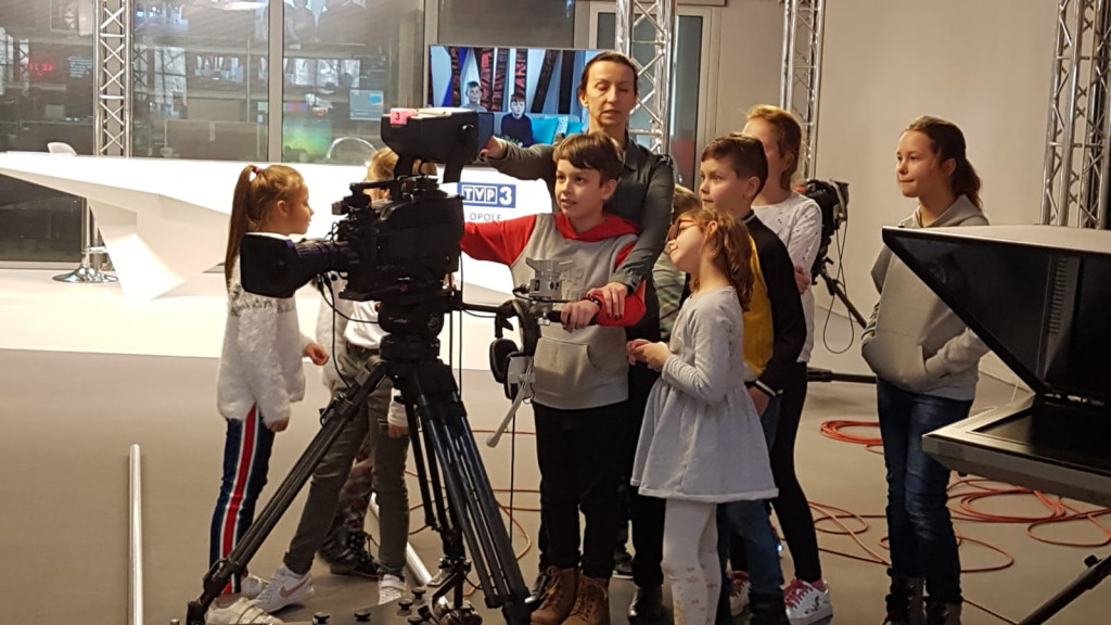Wycieczka uczniów Publicznej Szkoły Podstawowej  w Lewinie Brzeskim do TVP Opole