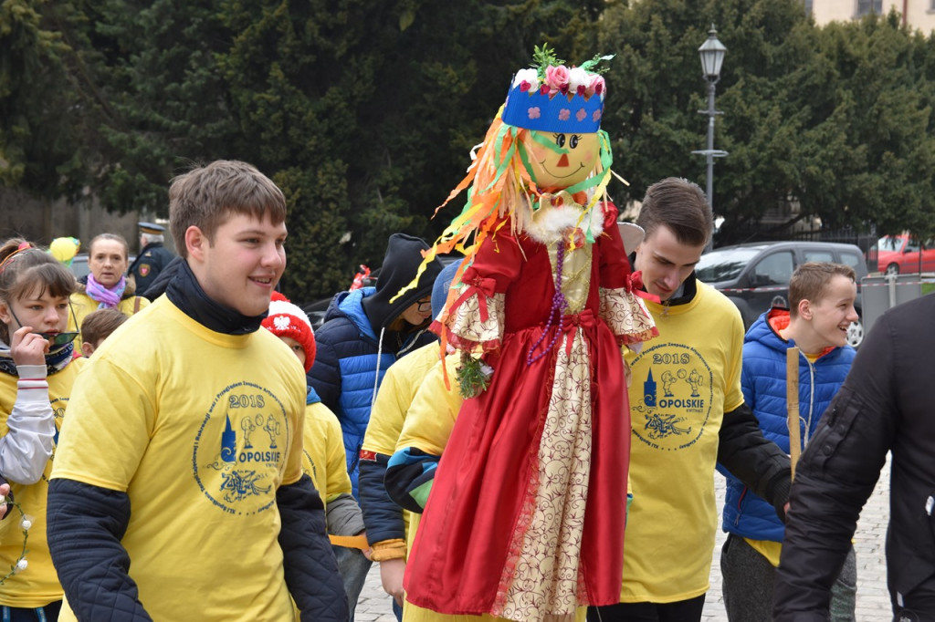 Przegonili zimę i powitali wiosnę. Marzanny można podziwiać na brzeskim zamku