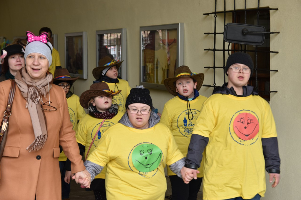 Przegonili zimę i powitali wiosnę. Marzanny można podziwiać na brzeskim zamku