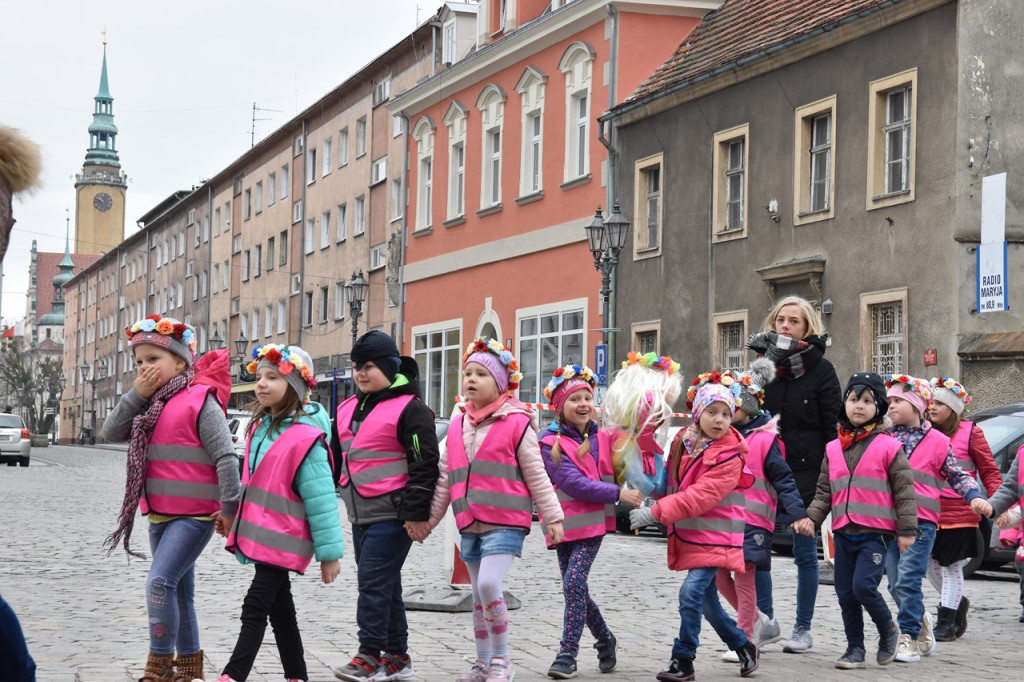 Przegonili zimę i powitali wiosnę. Marzanny można podziwiać na brzeskim zamku