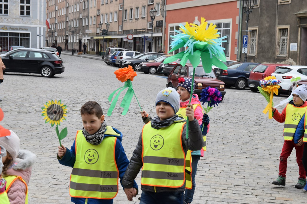 Przegonili zimę i powitali wiosnę. Marzanny można podziwiać na brzeskim zamku