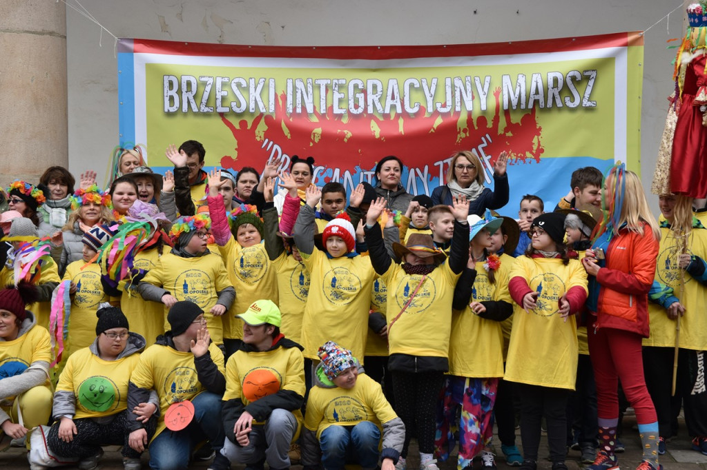 Przegonili zimę i powitali wiosnę. Marzanny można podziwiać na brzeskim zamku