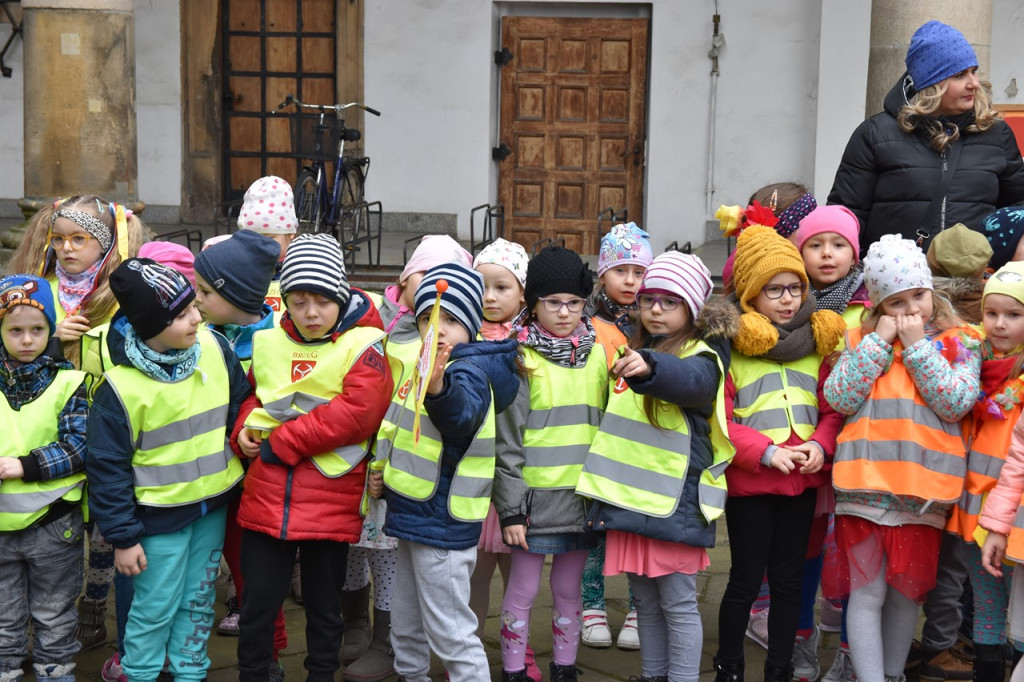 Przegonili zimę i powitali wiosnę. Marzanny można podziwiać na brzeskim zamku