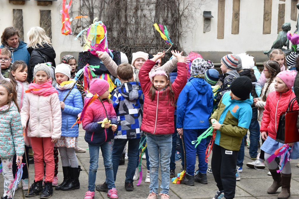 Przegonili zimę i powitali wiosnę. Marzanny można podziwiać na brzeskim zamku