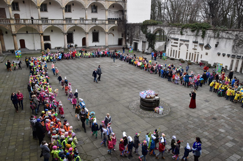 Przegonili zimę i powitali wiosnę. Marzanny można podziwiać na brzeskim zamku