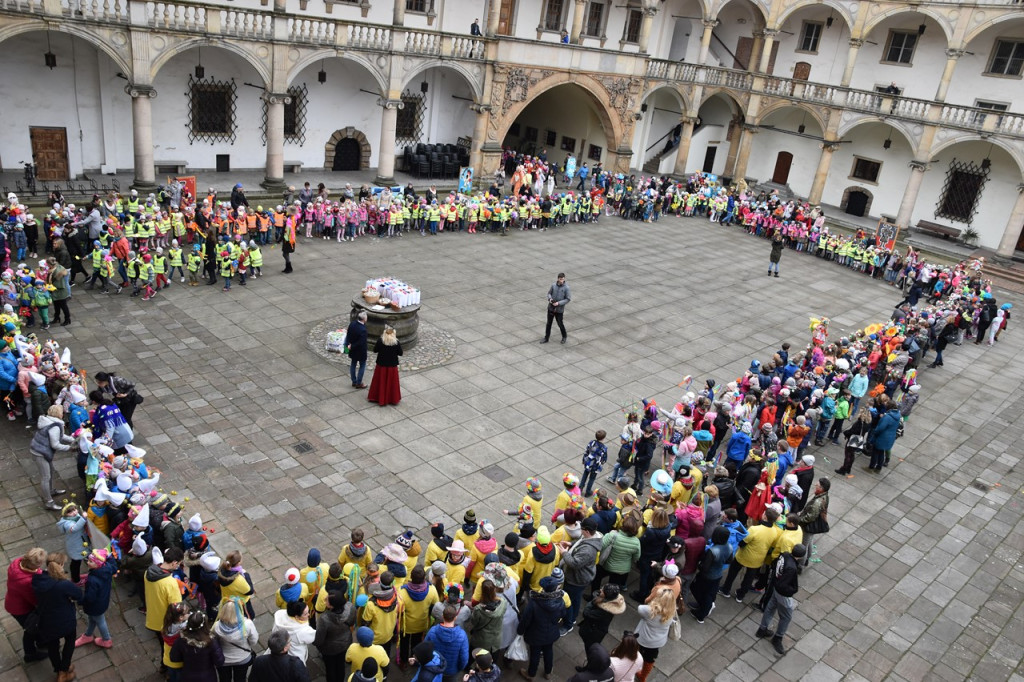 Przegonili zimę i powitali wiosnę. Marzanny można podziwiać na brzeskim zamku