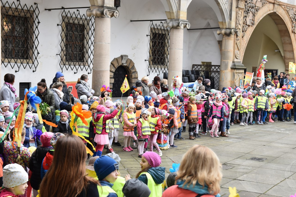 Przegonili zimę i powitali wiosnę. Marzanny można podziwiać na brzeskim zamku