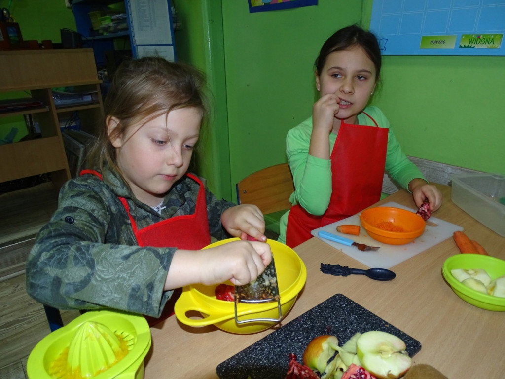 Zdrowe powitanie Wiosny przez klasy I - III w PSP w Lewinie Brzeskim