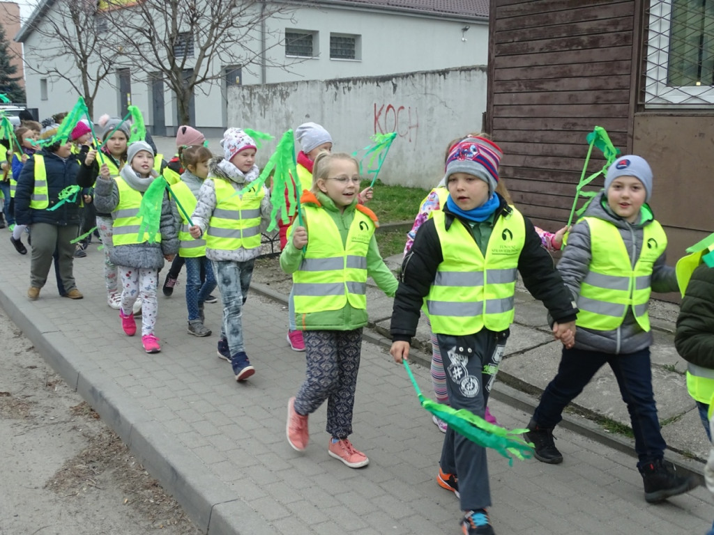 Zdrowe powitanie Wiosny przez klasy I - III w PSP w Lewinie Brzeskim