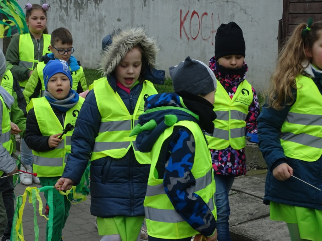 Zdrowe powitanie Wiosny przez klasy I - III w PSP w Lewinie Brzeskim