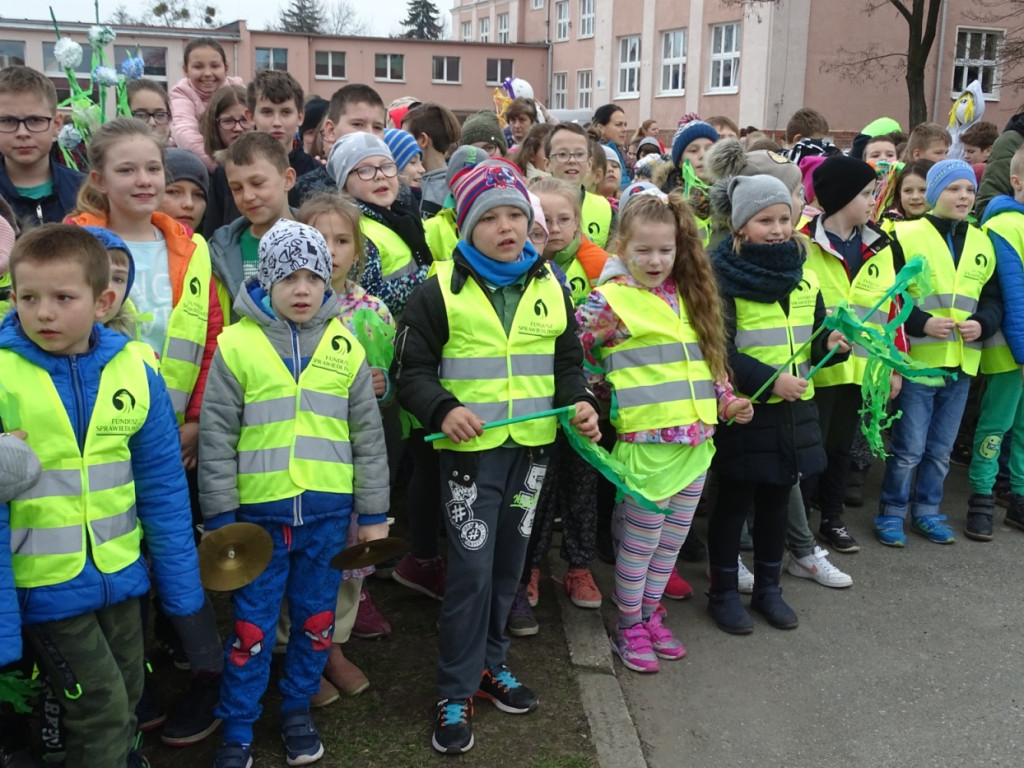 Zdrowe powitanie Wiosny przez klasy I - III w PSP w Lewinie Brzeskim