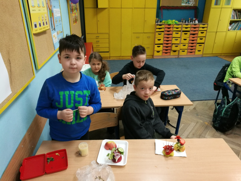 Zdrowe powitanie Wiosny przez klasy I - III w PSP w Lewinie Brzeskim