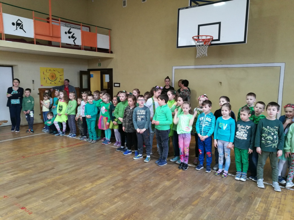 Zdrowe powitanie Wiosny przez klasy I - III w PSP w Lewinie Brzeskim
