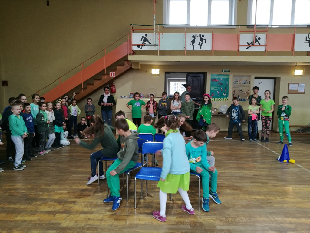 Zdrowe powitanie Wiosny przez klasy I - III w PSP w Lewinie Brzeskim