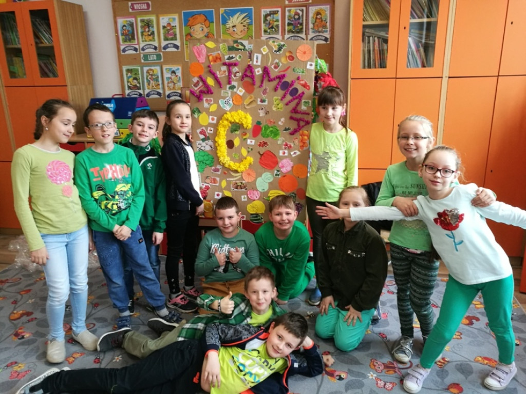Zdrowe powitanie Wiosny przez klasy I - III w PSP w Lewinie Brzeskim
