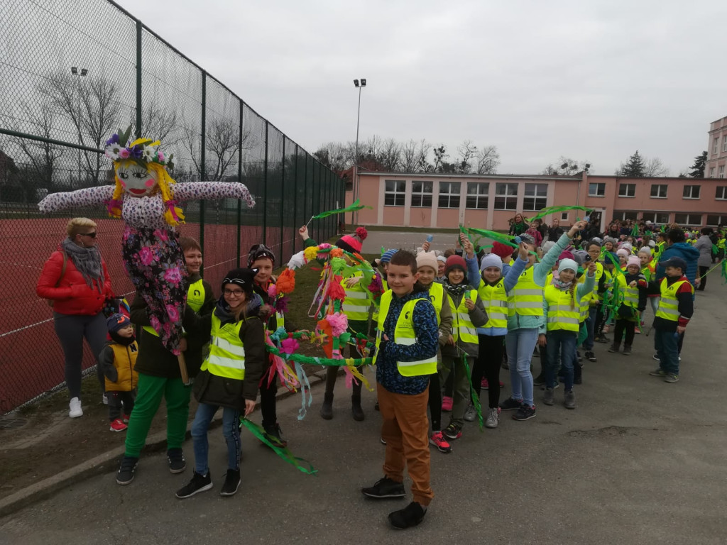 Zdrowe powitanie Wiosny przez klasy I - III w PSP w Lewinie Brzeskim