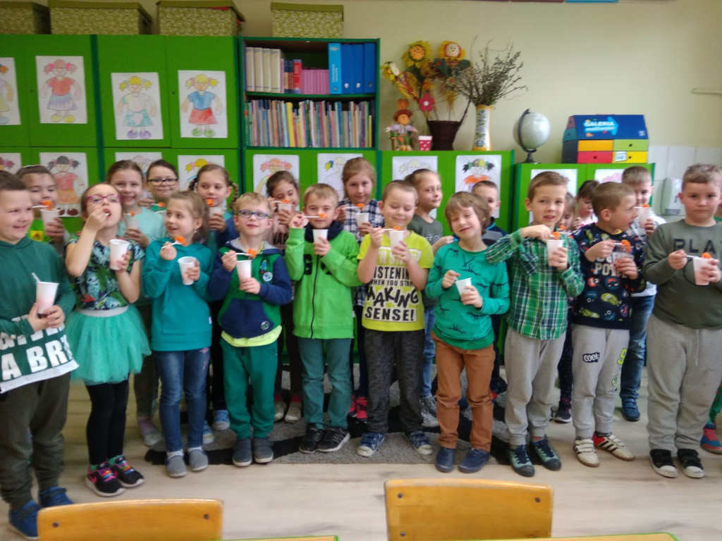 Zdrowe powitanie Wiosny przez klasy I - III w PSP w Lewinie Brzeskim