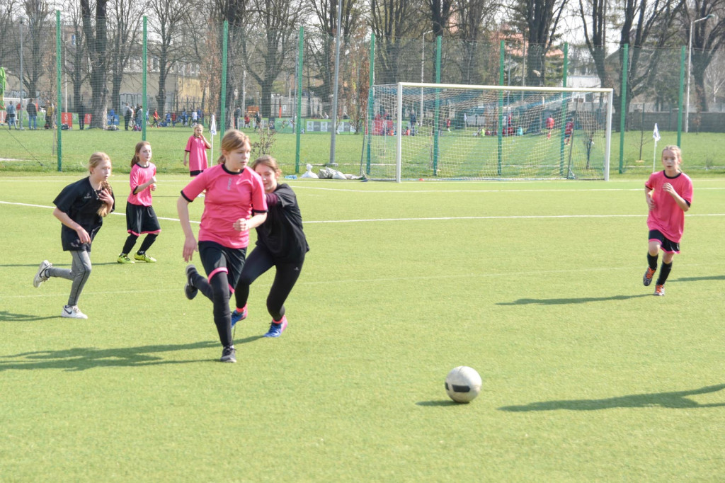 Młodzi piłkarze rywalizowali na miejskim stadionie w Brzegu