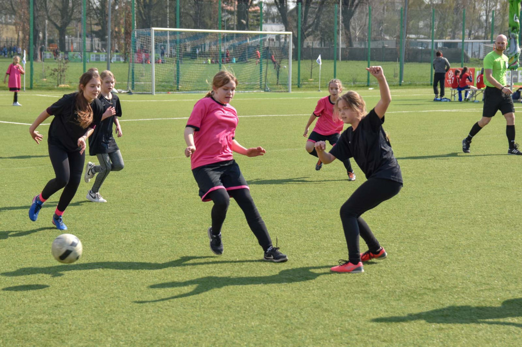 Młodzi piłkarze rywalizowali na miejskim stadionie w Brzegu