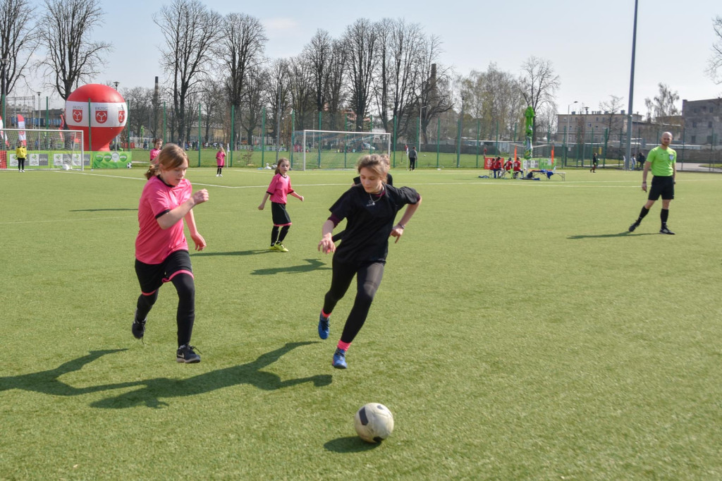 Młodzi piłkarze rywalizowali na miejskim stadionie w Brzegu