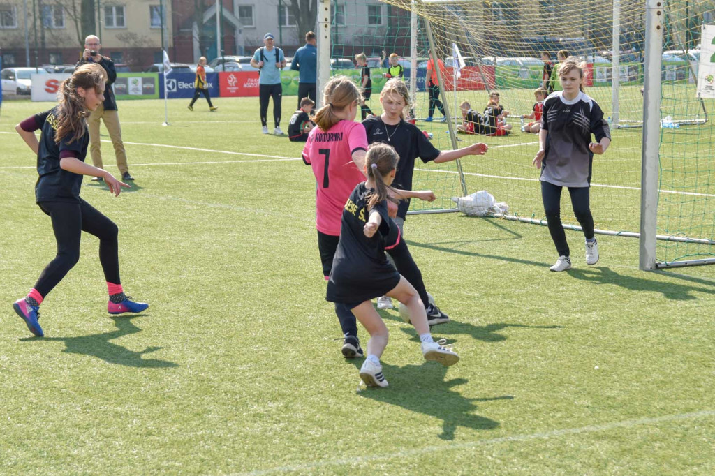 Młodzi piłkarze rywalizowali na miejskim stadionie w Brzegu