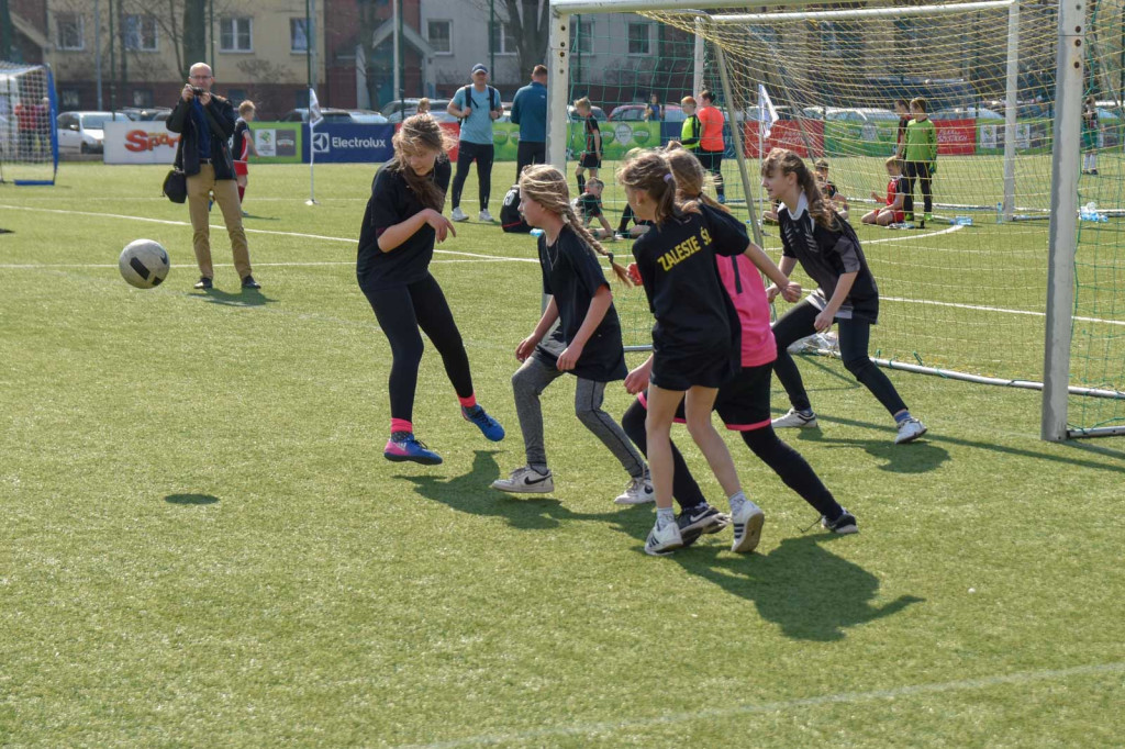 Młodzi piłkarze rywalizowali na miejskim stadionie w Brzegu