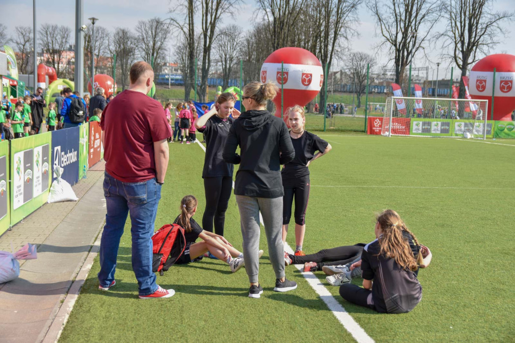 Młodzi piłkarze rywalizowali na miejskim stadionie w Brzegu
