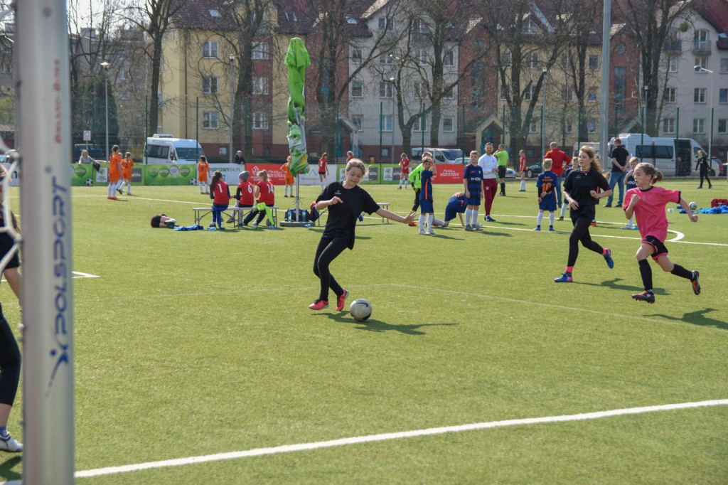 Młodzi piłkarze rywalizowali na miejskim stadionie w Brzegu