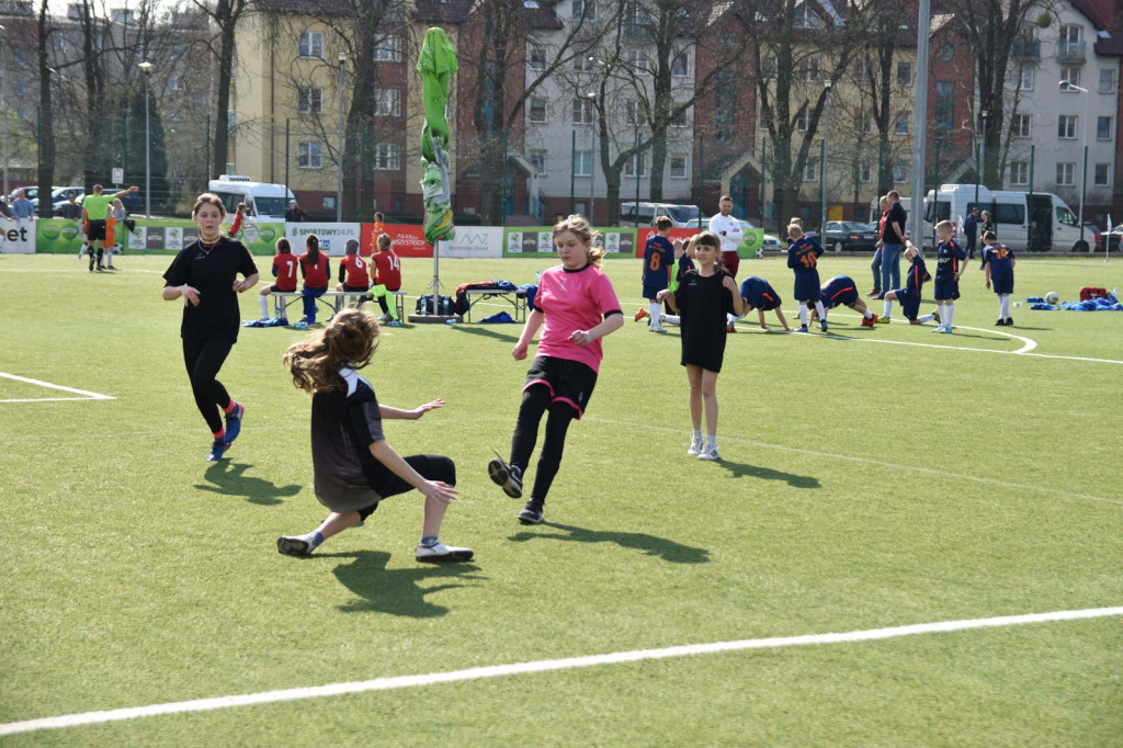 Młodzi piłkarze rywalizowali na miejskim stadionie w Brzegu