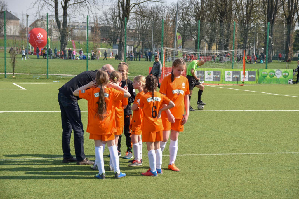 Młodzi piłkarze rywalizowali na miejskim stadionie w Brzegu