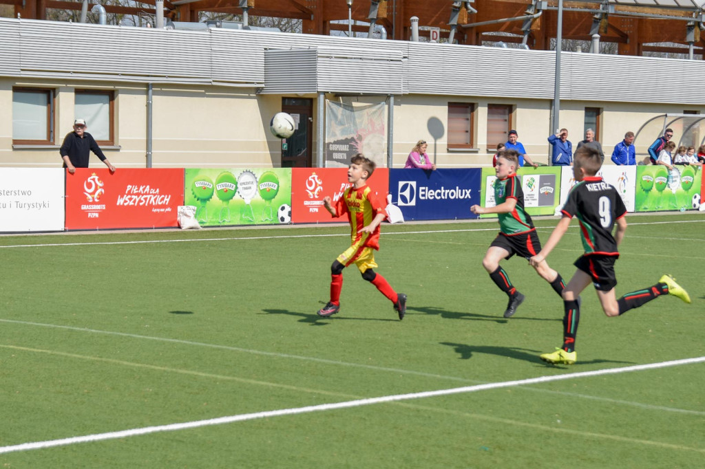 Młodzi piłkarze rywalizowali na miejskim stadionie w Brzegu