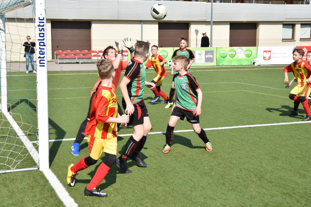 Młodzi piłkarze rywalizowali na miejskim stadionie w Brzegu