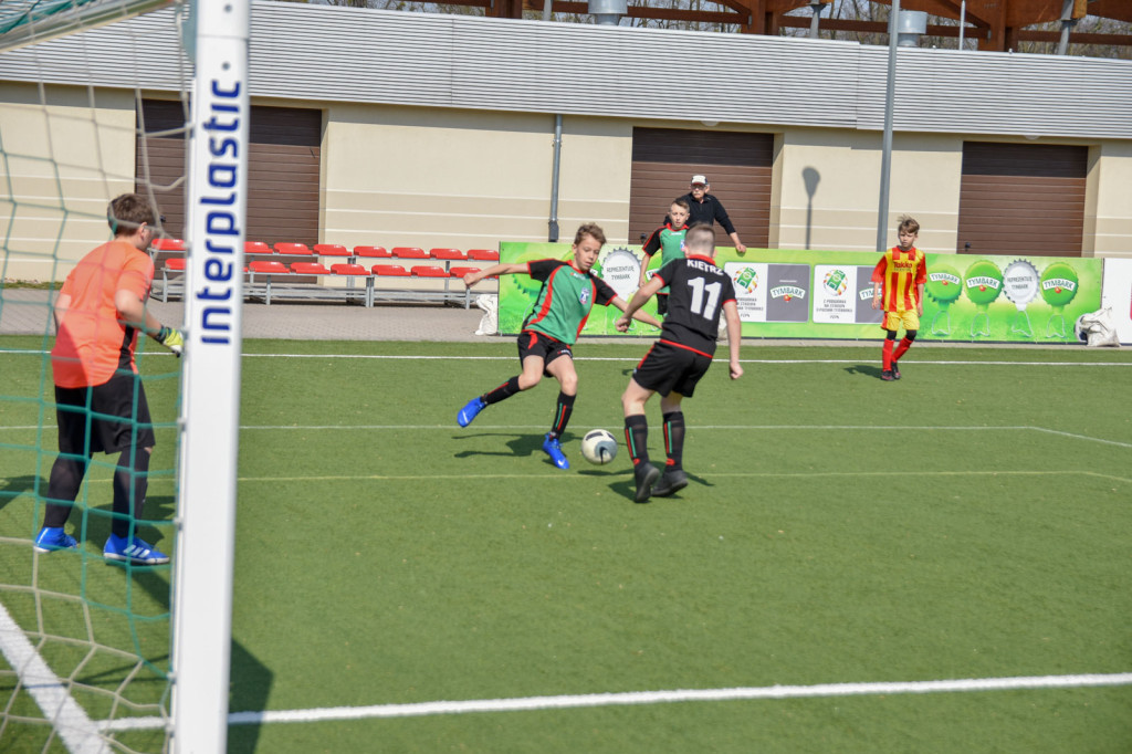 Młodzi piłkarze rywalizowali na miejskim stadionie w Brzegu