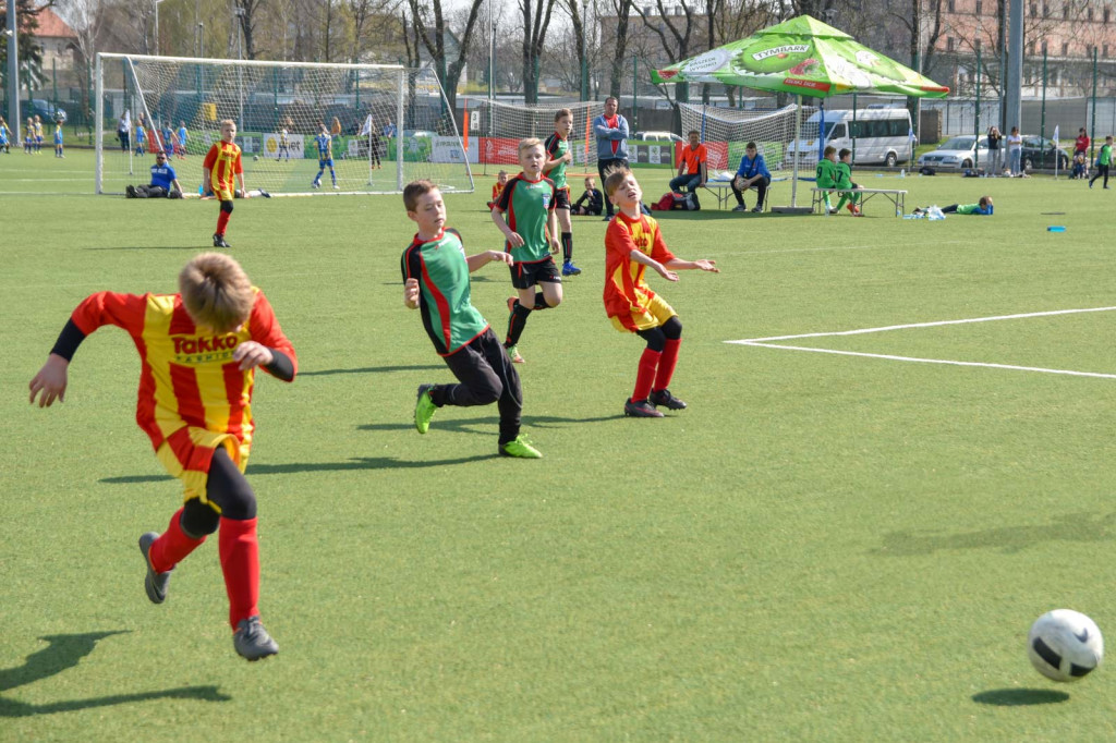 Młodzi piłkarze rywalizowali na miejskim stadionie w Brzegu