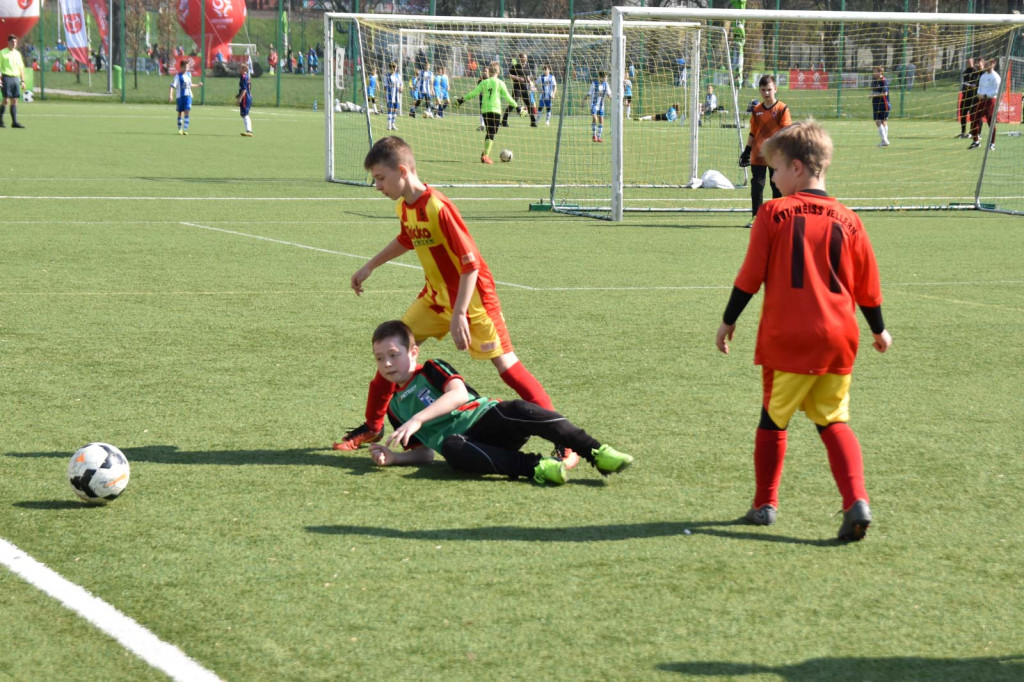Młodzi piłkarze rywalizowali na miejskim stadionie w Brzegu
