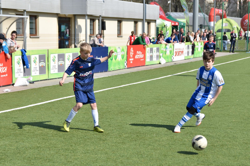 Młodzi piłkarze rywalizowali na miejskim stadionie w Brzegu