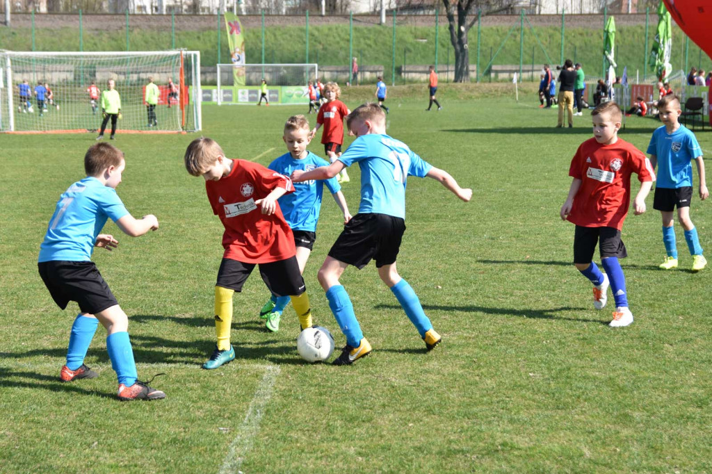 Młodzi piłkarze rywalizowali na miejskim stadionie w Brzegu