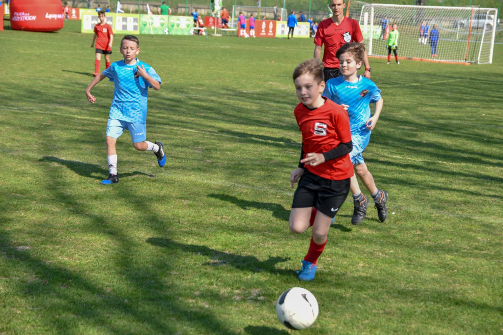 Młodzi piłkarze rywalizowali na miejskim stadionie w Brzegu