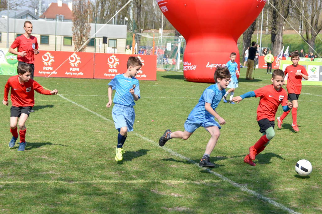 Młodzi piłkarze rywalizowali na miejskim stadionie w Brzegu