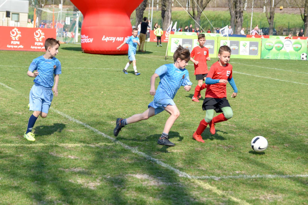 Młodzi piłkarze rywalizowali na miejskim stadionie w Brzegu