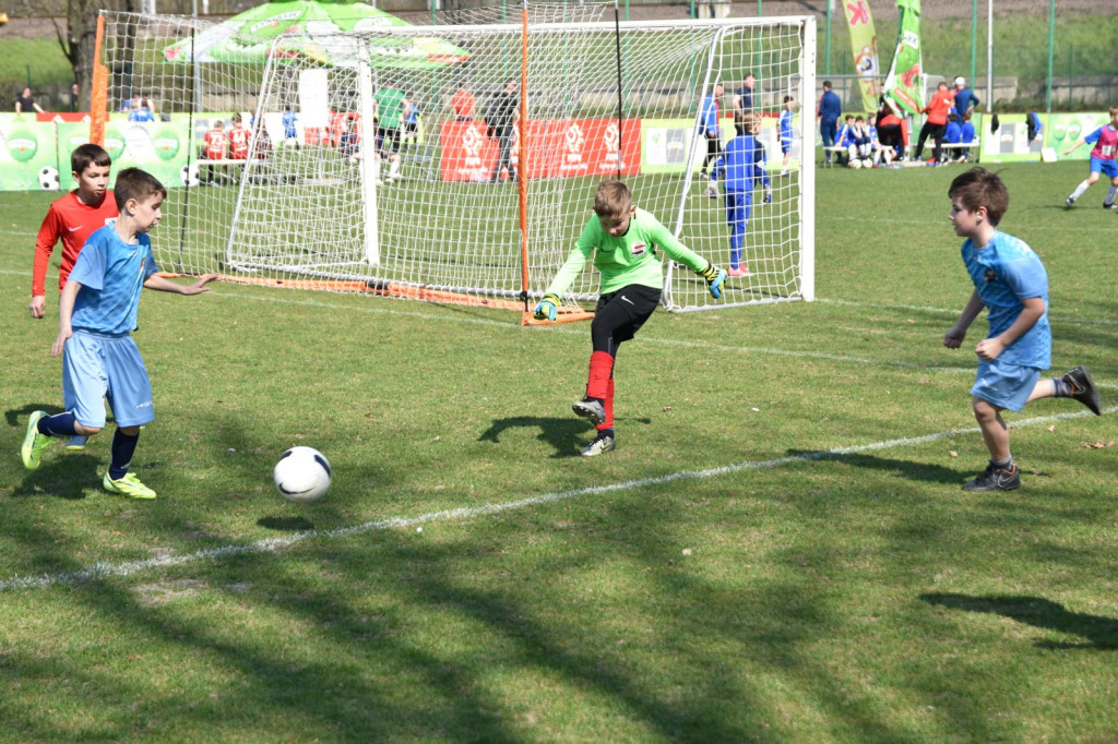 Młodzi piłkarze rywalizowali na miejskim stadionie w Brzegu