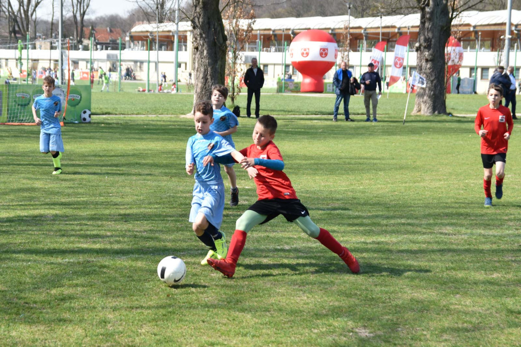 Młodzi piłkarze rywalizowali na miejskim stadionie w Brzegu