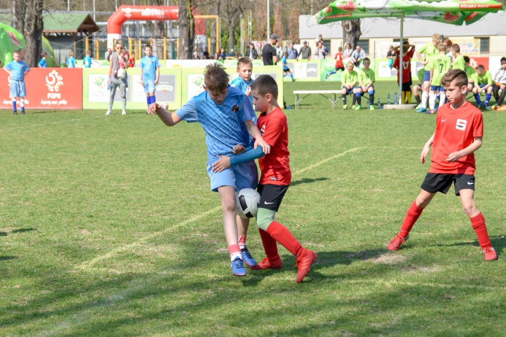 Młodzi piłkarze rywalizowali na miejskim stadionie w Brzegu