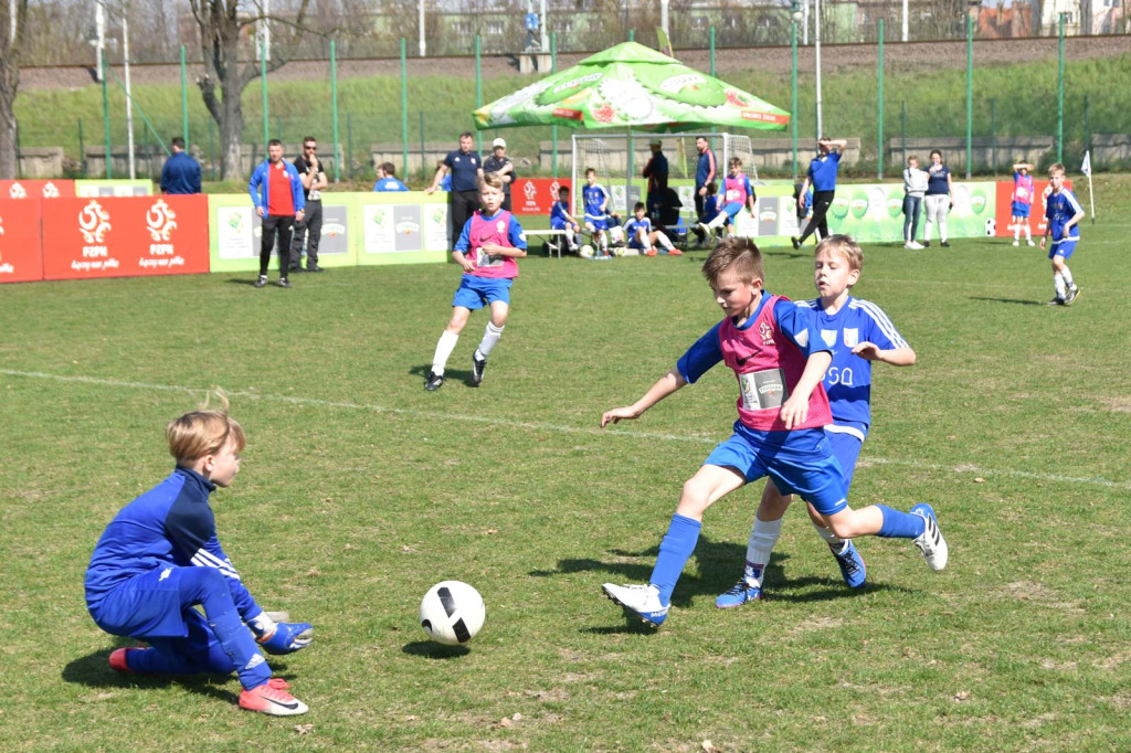 Młodzi piłkarze rywalizowali na miejskim stadionie w Brzegu