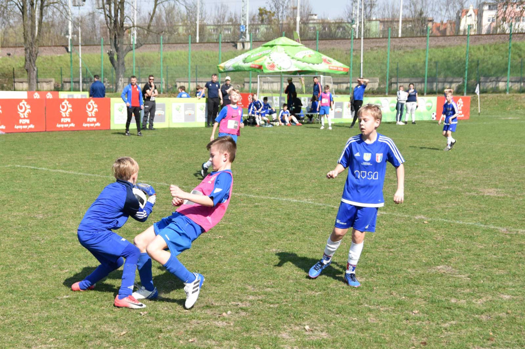 Młodzi piłkarze rywalizowali na miejskim stadionie w Brzegu