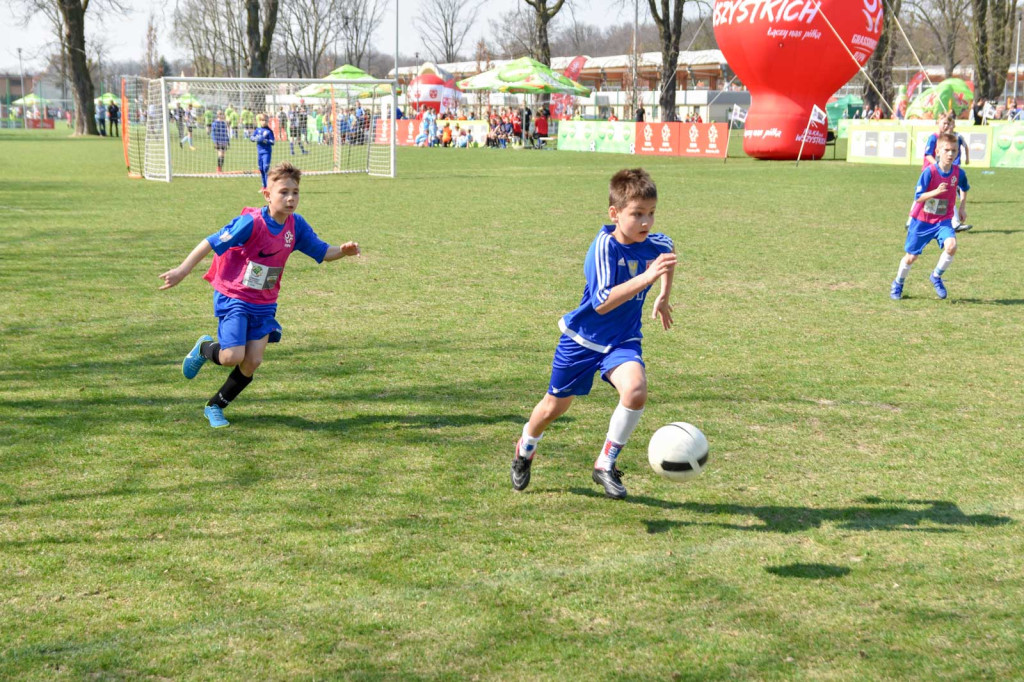 Młodzi piłkarze rywalizowali na miejskim stadionie w Brzegu