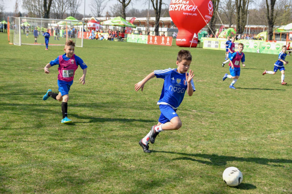Młodzi piłkarze rywalizowali na miejskim stadionie w Brzegu