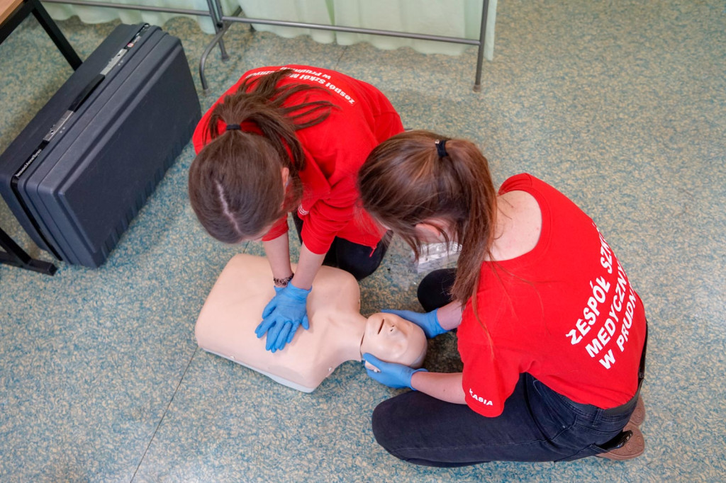 Pokazali, jak ratować życie. IV Mistrzostwa Pierwszej Pomocy o Puchar Dyrektora ZSM w Brzegu