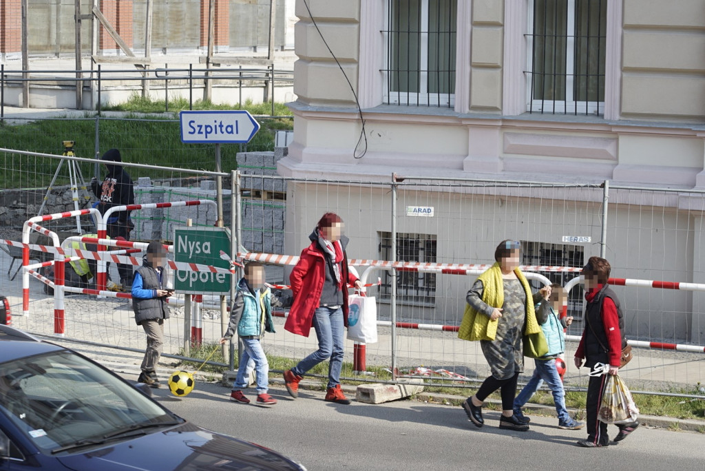Piesi lekceważą zmianę organizacji ruchu. Posypały się pierwsze mandaty